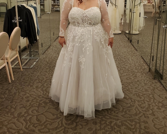 Wedding gown - Picture 1 of 2